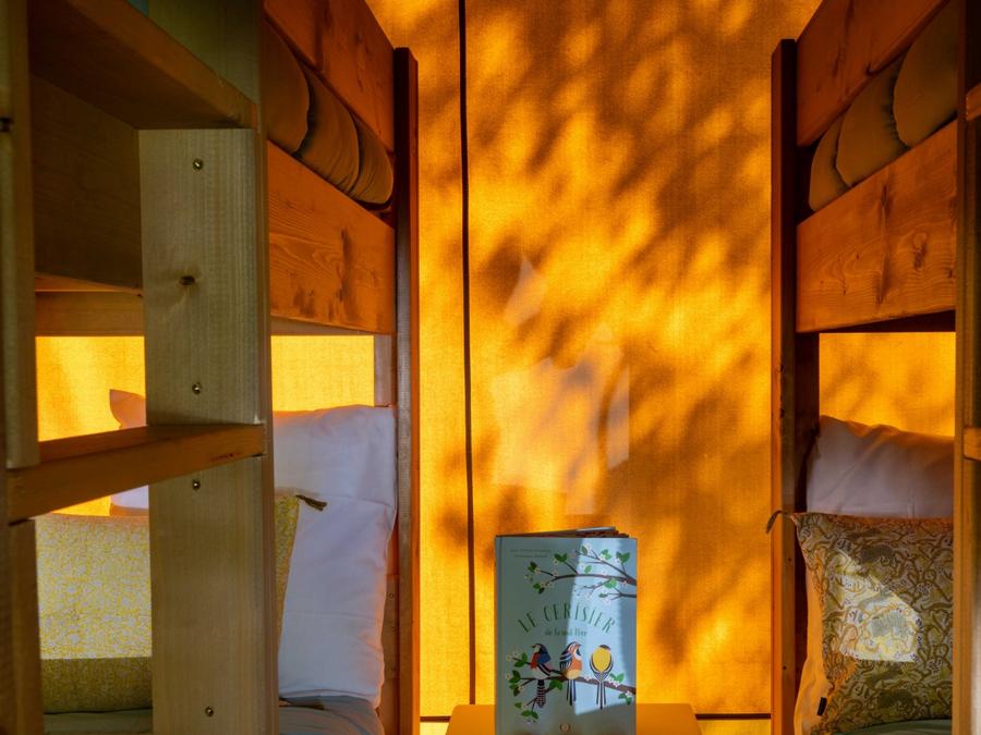 Tente en toile et en bois 4 personnes - Safari Lodge - 2 chambres + Frigidaire + Terrasse 8