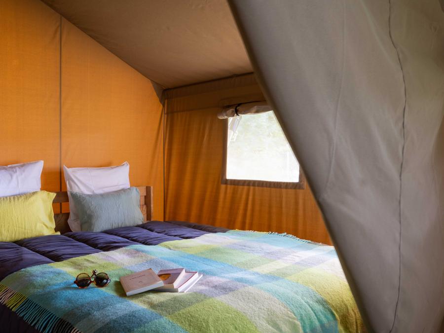 Tente en toile et en bois 4 personnes - Safari Lodge - 2 chambres + Frigidaire + Terrasse 10