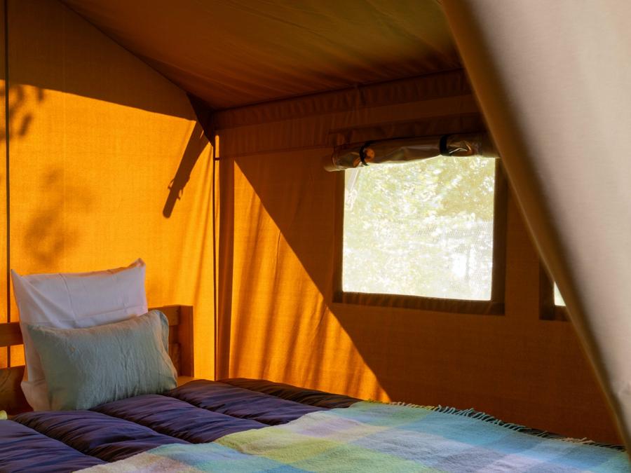 Tente en toile et en bois 4 personnes - Safari Lodge - 2 chambres + Frigidaire + Terrasse 5
