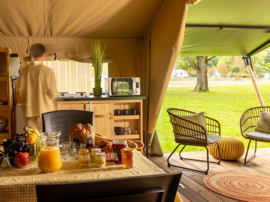 Tente en toile et en bois 4 personnes - Safari Lodge - 2 chambres + Frigidaire + Terrasse 0
