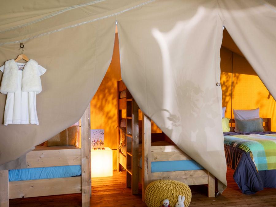 Tente en toile et en bois 4 personnes - Safari Lodge - 2 chambres + Frigidaire + Terrasse 3