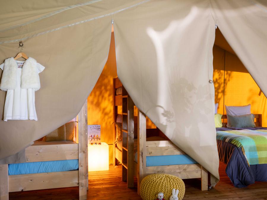 Tente en toile et en bois 4 personnes - Safari Lodge - 2 chambres + Frigidaire + Terrasse 11