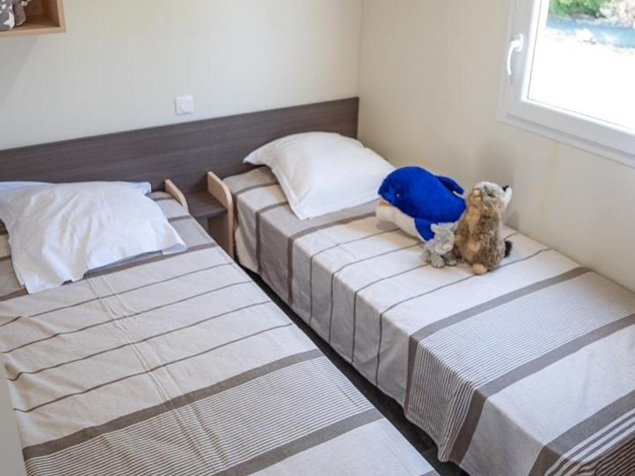 Mobilhome 6 personnes - Cottage Grand confort Florès 35m² - 3 chambres / Terrasse en bois couverte 6