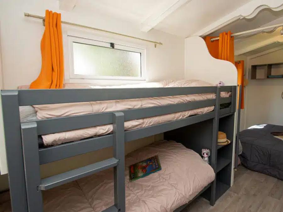 Hébergement 4 personnes - Insolite Nature Roulotte les Ecrins 1 chambre2/4 personnes 17m2 2/4 pers 10