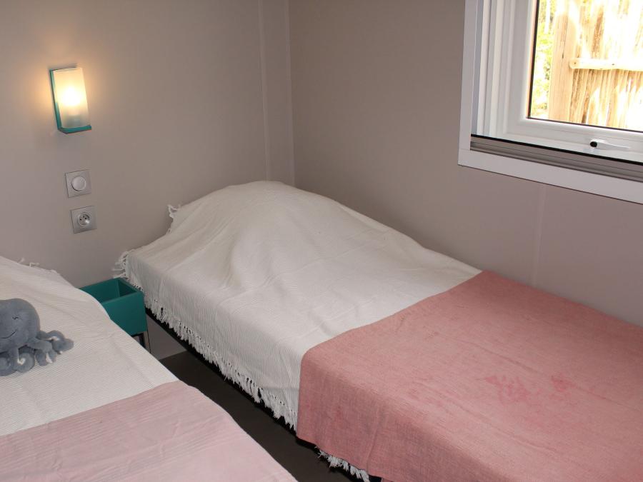 Mobilhome 4 personnes - Mobil-home Premium 30m² 2 chambres + terrasse semi-couverte 24m² - TV - Clim 2/4 pers 4