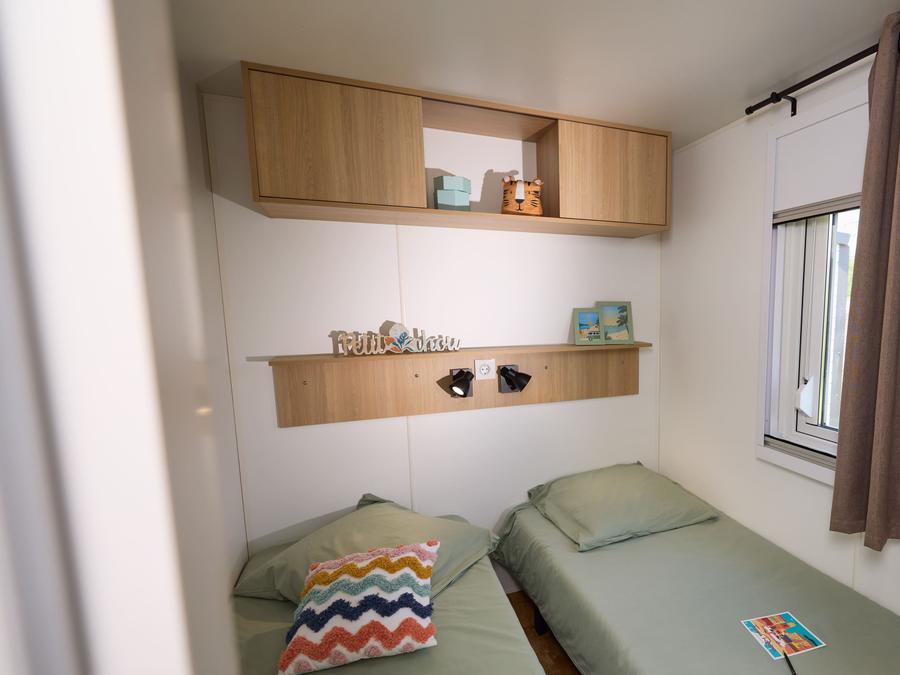Mobilhome 6 personnes - CORNOUAILLE Confort 35m² - 3 chambres / Terrasse couverte + TV 4