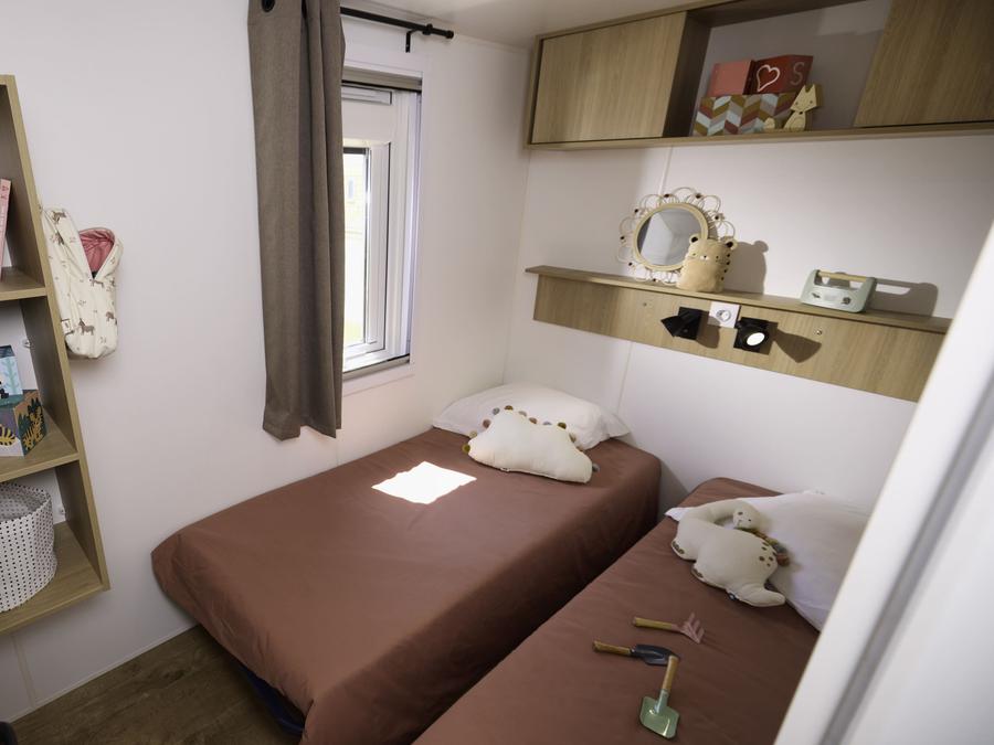 Mobilhome 6 personnes - CORNOUAILLE Confort 35m² - 3 chambres / Terrasse couverte + TV 3