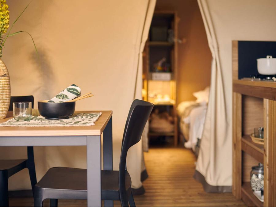 Tente en toile et en bois 4 personnes - Safari Lodge - 2 chambres : 26m² - terrasse semi-couverte 25m² 4 pers. 1