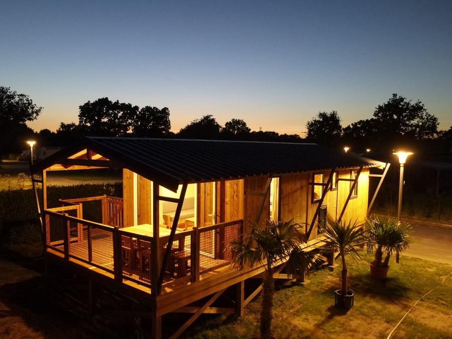Tente en toile et en bois 5 personnes - Cabane Lodge sur Pilotis - 2 chambres : 32 m² + terrasse 11 m² couverte 0