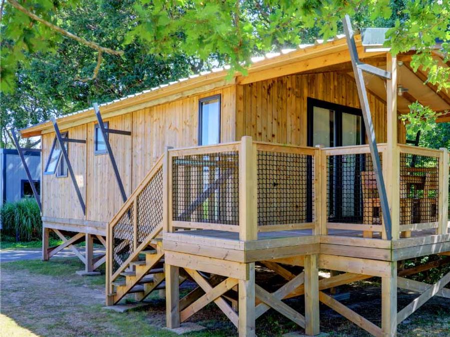 Tente en toile et en bois 5 personnes - Cabane Lodge sur Pilotis - 2 chambres : 32 m² + terrasse 11 m² couverte 10