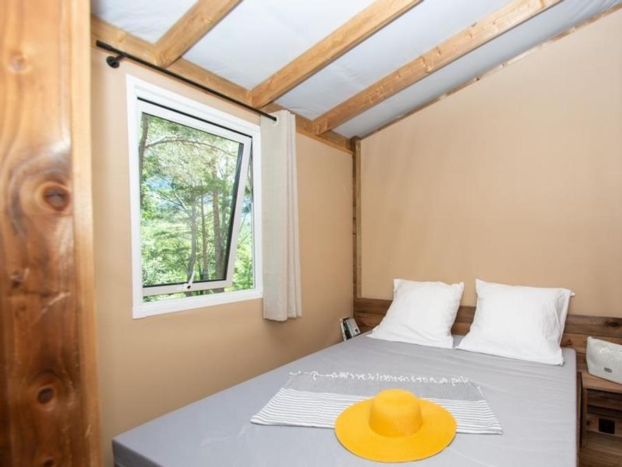 Tente en toile et en bois 5 personnes - Cabane Lodge sur Pilotis - 2 chambres : 32 m² + terrasse 11 m² couverte 5