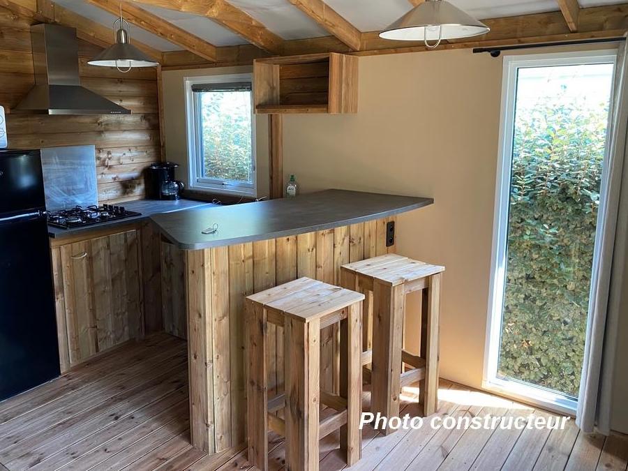 Tente en toile et en bois 5 personnes - Cabane Lodge sur Pilotis - 2 chambres : 32 m² + terrasse 11 m² couverte 7