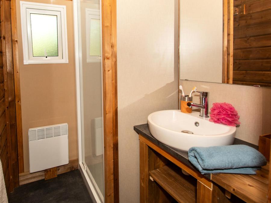 Tente en toile et en bois 7 personnes - Ecolodge 4 pièces Climatisé + TV 7