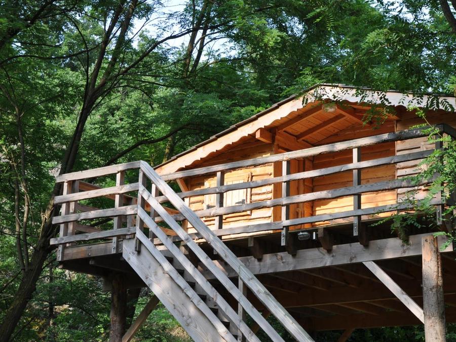 Unique 4 personnes - CABANE PERCHEE avec salle de bain et SPA 0
