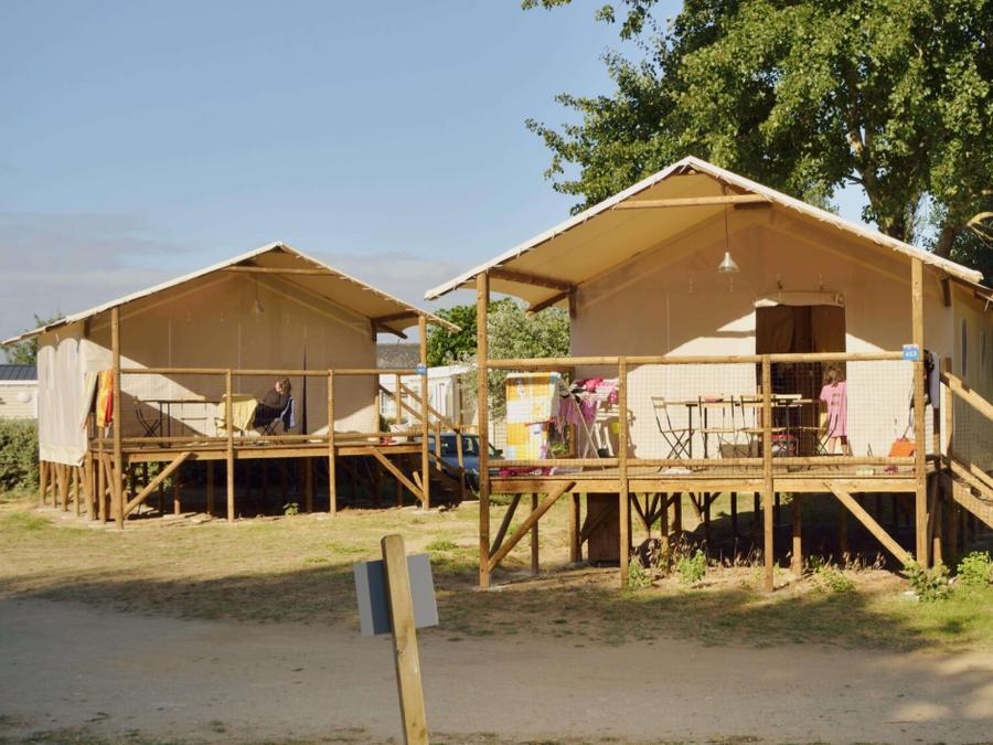 Tente en toile et en bois 4 personnes - Cabane Lodge sur pilotis Standard 34m² (2 chambres) dont terrasse couverte 11m² 0