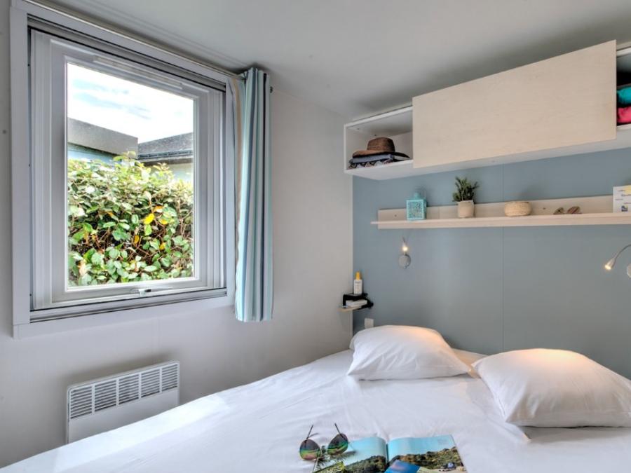 Mobilhome 4 personnes - Homeflower Premium 29m² (2 chambres) + CLIM + terrasse semi-couverte + TV + draps + serviettes 4