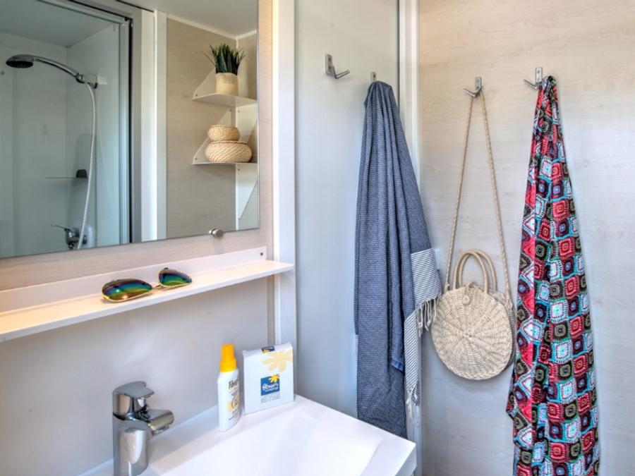 Mobilhome 4 personnes - Homeflower Premium 29m² (2 chambres) + CLIM + terrasse semi-couverte + TV + draps + serviettes 6