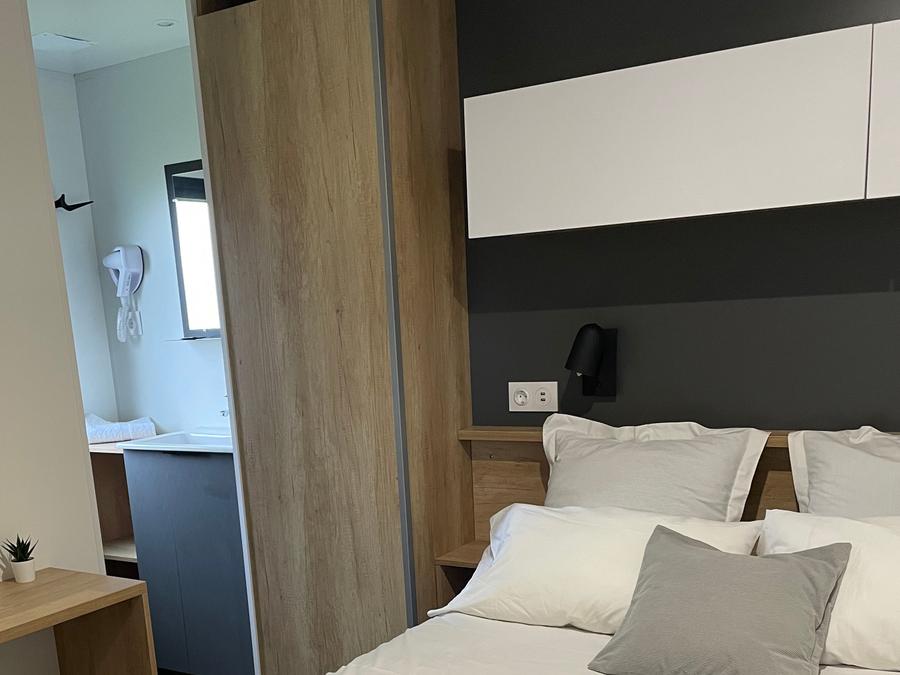 Bungalow 4 personnes - Location Appart camp' Hôtel avec terrasse 2ch/2sdb/Cuisine/Salon/Prestation hôtelière 6