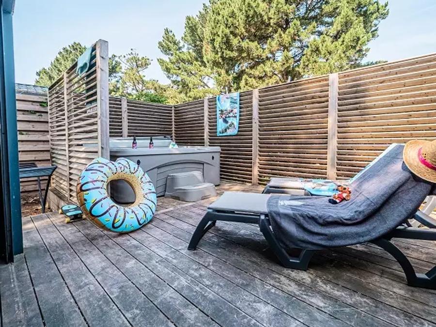 Mobilhome 8 personnes - Quattro Premium 5 Pièces 8 Personnes Jacuzzi + Climatisé + TV 8