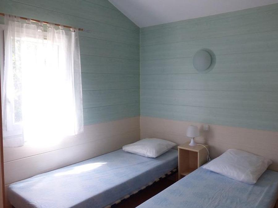 Chalet 6 personnes - Chalet Confort -35m² -2 chambres - terrasse semi-couverte - TV - Clim 2/6 pers 7