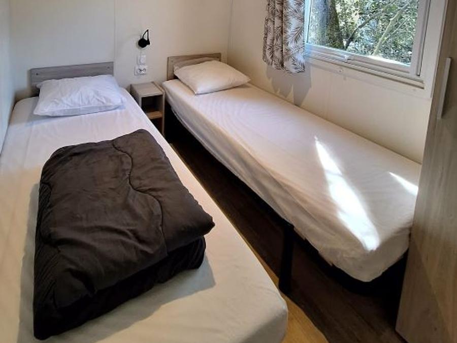 Mobilhome 4 personnes - Mobil-home Confort Louisiane 26m² 2 chambres - terrasse semi-couverte + TV +clim 2/4 pers 5