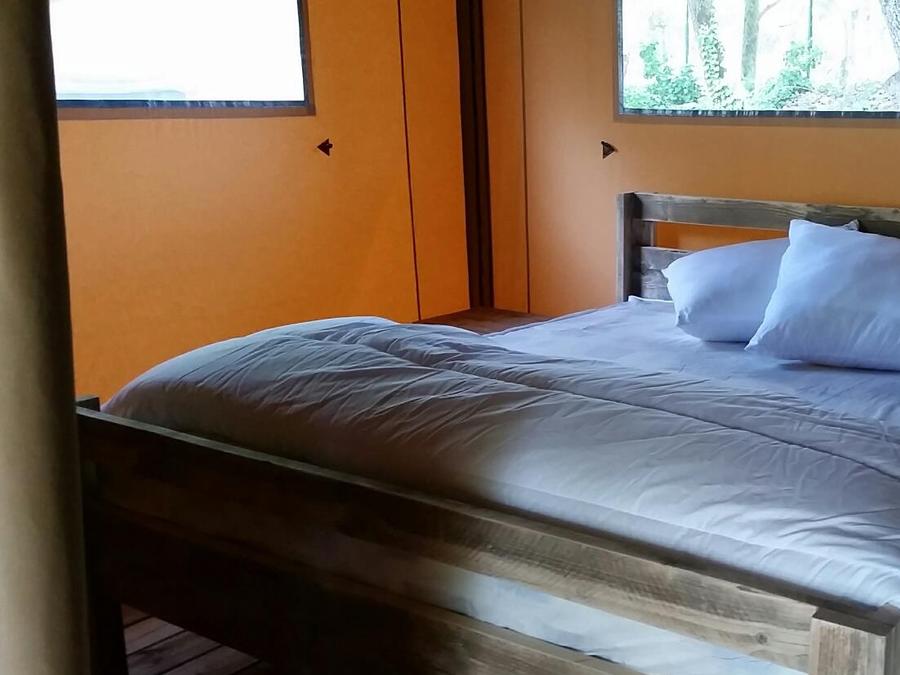 Tente en toile et en bois 4 personnes - HUTTE - 2 chambres avec salle de bains 4 pers 5