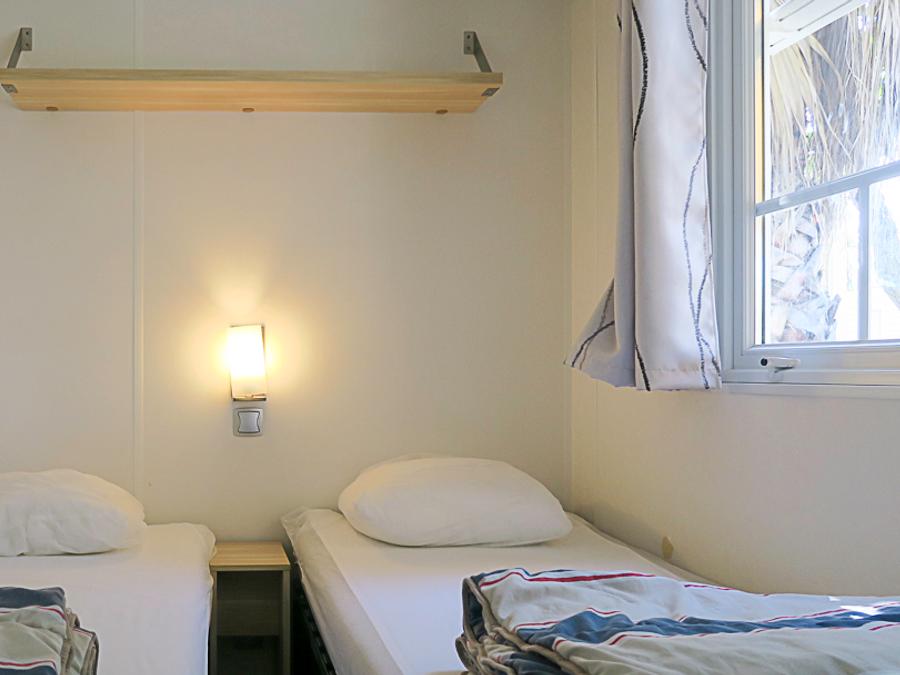 Mobilhome 6 personnes - Résidence mobile confort Chênes 3 chambres avec terrasse semi-couverte 18m² + TV + CLIM 3