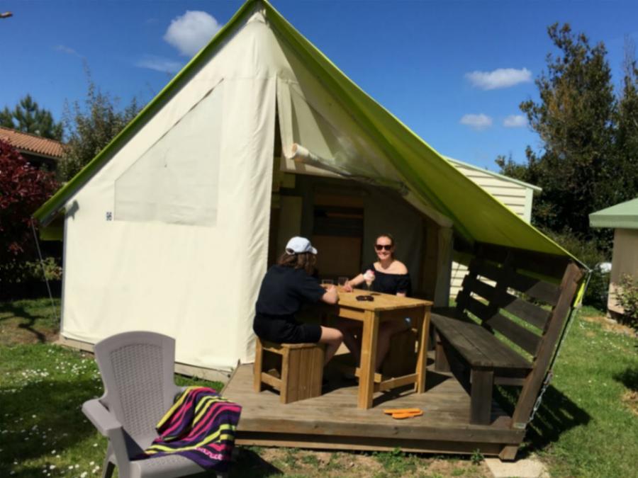 Tente en toile et en bois 4 personnes - LODGE SAHARI avec sanitaire privatif 0