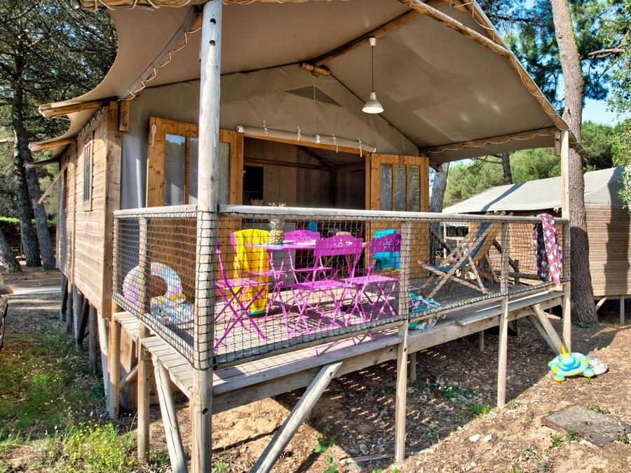 Tente en toile et en bois 4 personnes - Cabane Lodge Bois Standard sur pilotis 38m² - 2 chambres - terrasse couverte de 8m² + TV 4 pers. 0