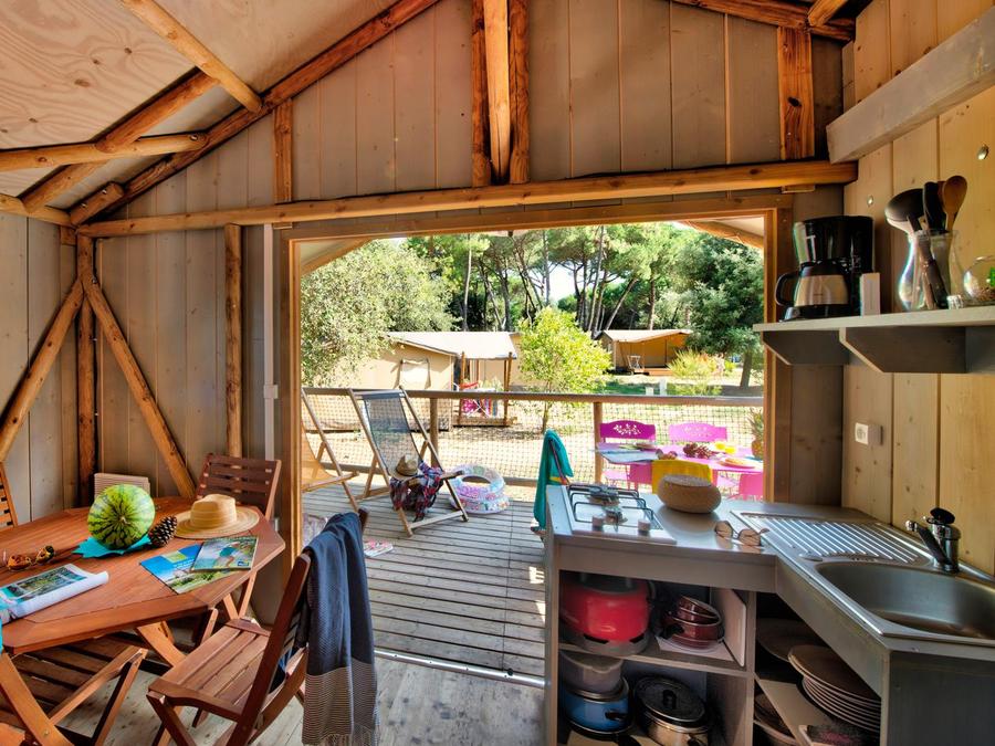 Tente en toile et en bois 4 personnes - Cabane Lodge Bois Standard sur pilotis 38m² - 2 chambres - terrasse couverte de 8m² + TV 4 pers. 3