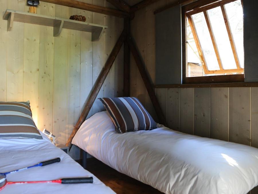 Tente en toile et en bois 4 personnes - Cabane Lodge Bois Standard sur pilotis 38m² - 2 chambres - terrasse couverte de 8m² + TV 4 pers. 5