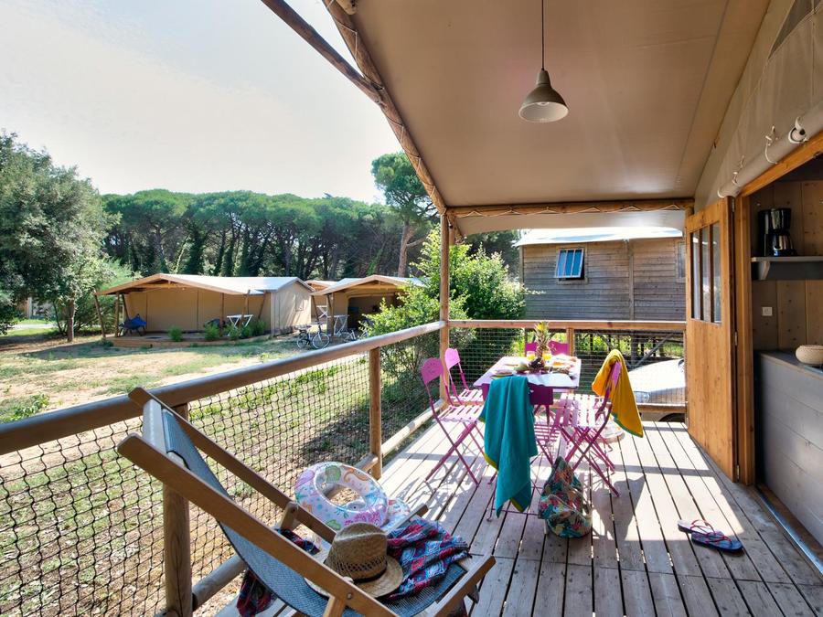 Tente en toile et en bois 4 personnes - Cabane Lodge Bois Standard sur pilotis 38m² - 2 chambres - terrasse couverte de 8m² + TV 4 pers. 1