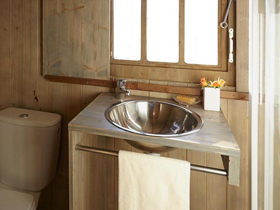 Tente en toile et en bois 4 personnes - Cabane Lodge Bois Standard sur pilotis 38m² - 2 chambres - terrasse couverte de 8m² + TV 4 pers. 6