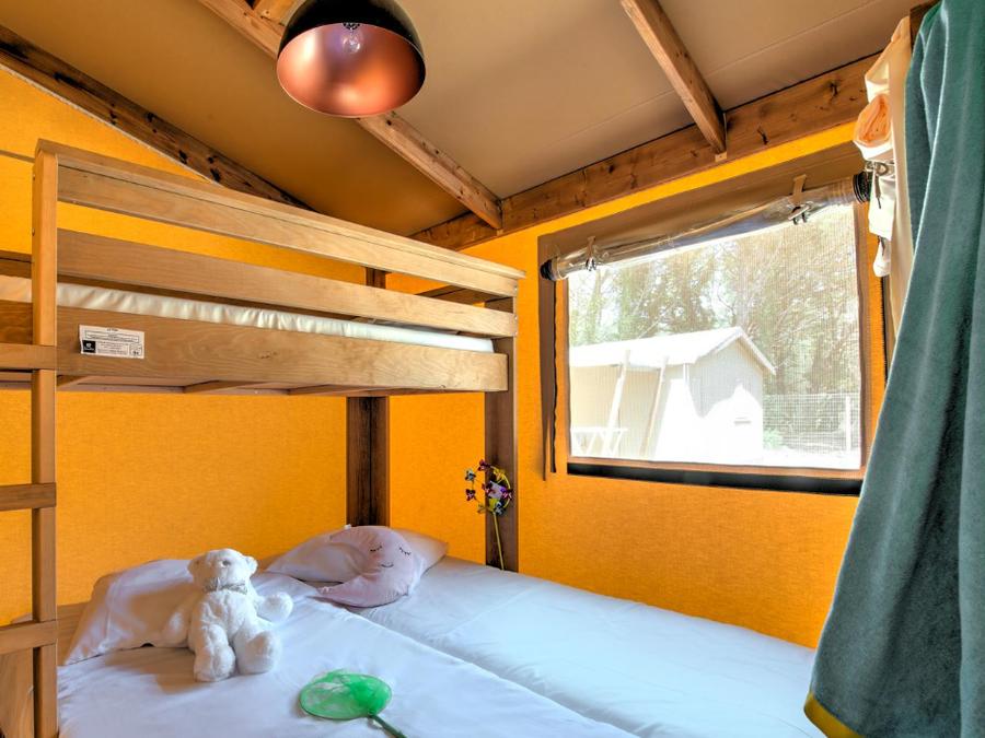 Tente en toile et en bois 5 personnes - Ecolodge Cotton Confort 32 m² - 2 chambres - terrasse couverte de 11m² + TV 5 pers 5
