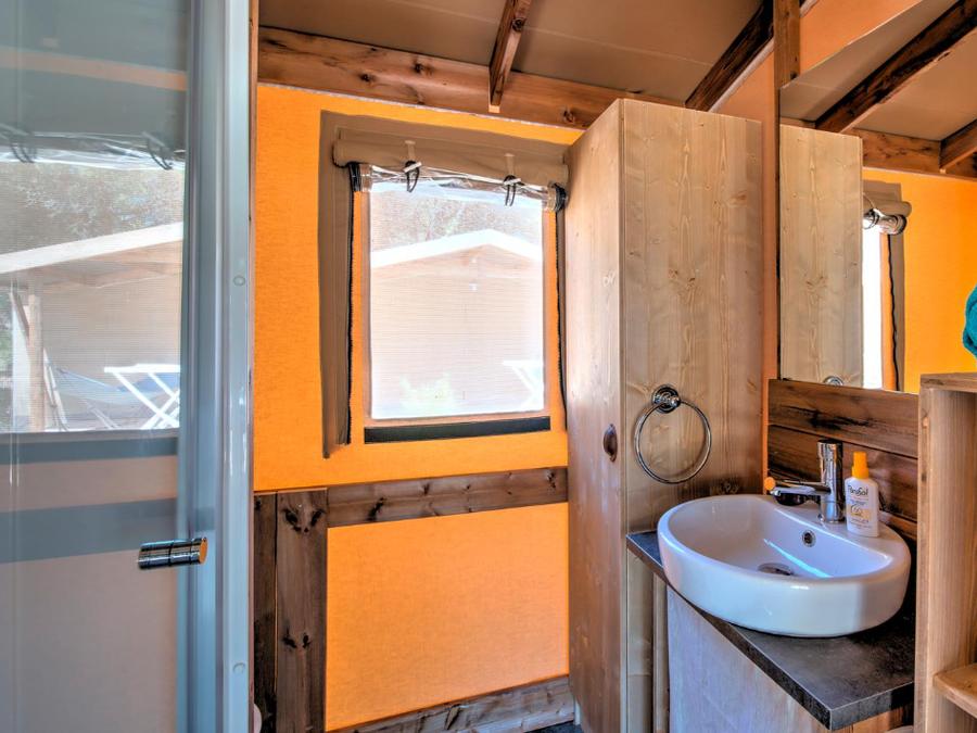 Tente en toile et en bois 5 personnes - Ecolodge Cotton Confort 32 m² - 2 chambres - terrasse couverte de 11m² + TV 5 pers 6