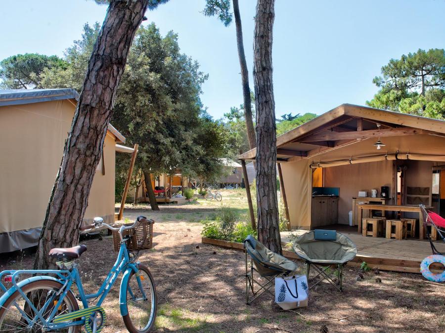 Tente en toile et en bois 5 personnes - Ecolodge Cotton Confort 32 m² - 2 chambres - terrasse couverte de 11m² + TV 5 pers 0