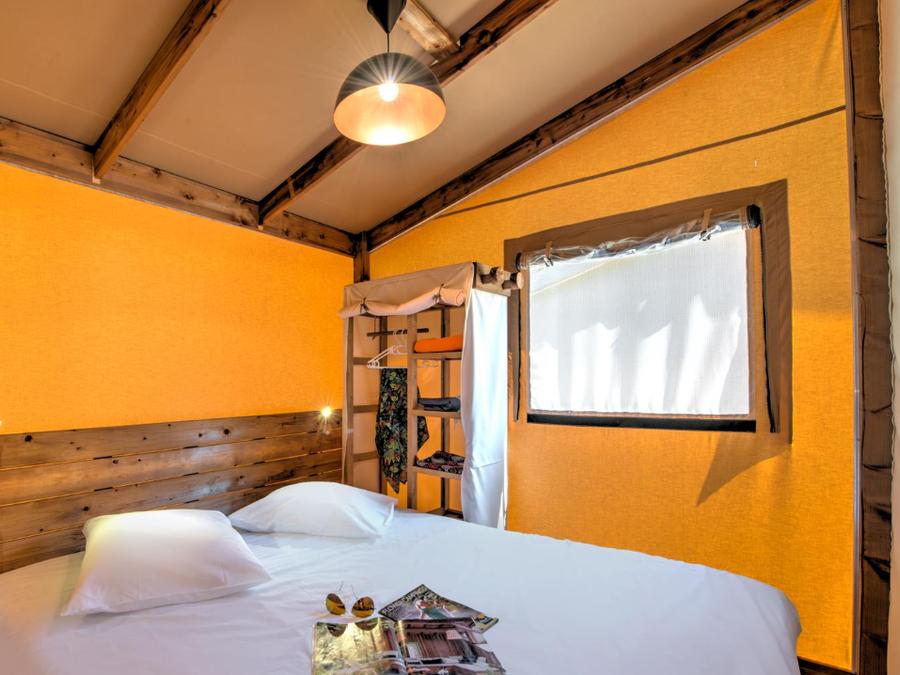 Tente en toile et en bois 5 personnes - Ecolodge Cotton Confort 32 m² - 2 chambres - terrasse couverte de 11m² + TV 5 pers 4