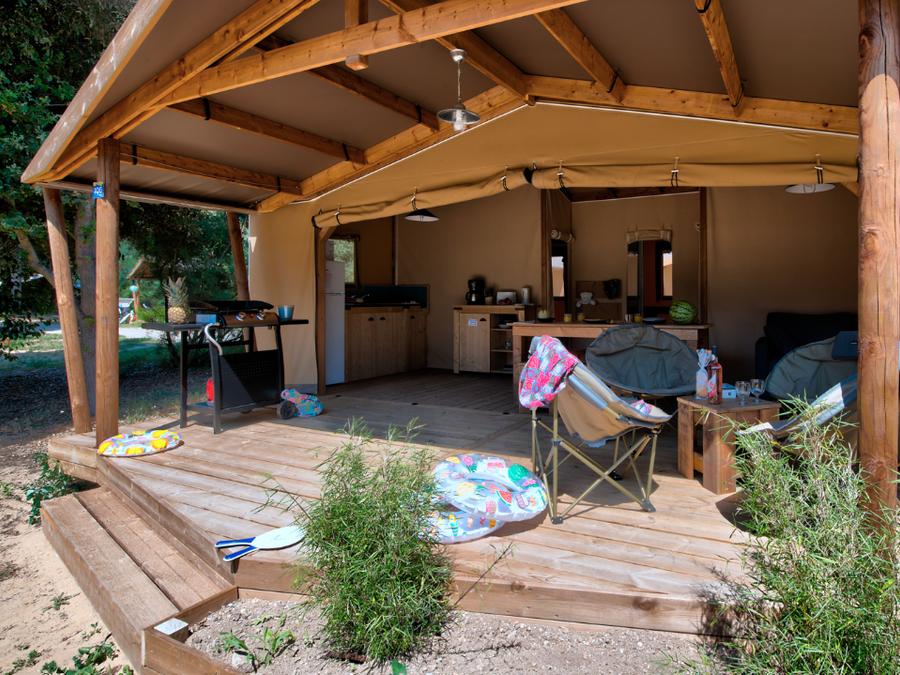 Tente en toile et en bois 6 personnes - Ecolodge Cotton Confort 35m² - 3 chambres - terrasse couverte de 11m² + TV 6 pers 1