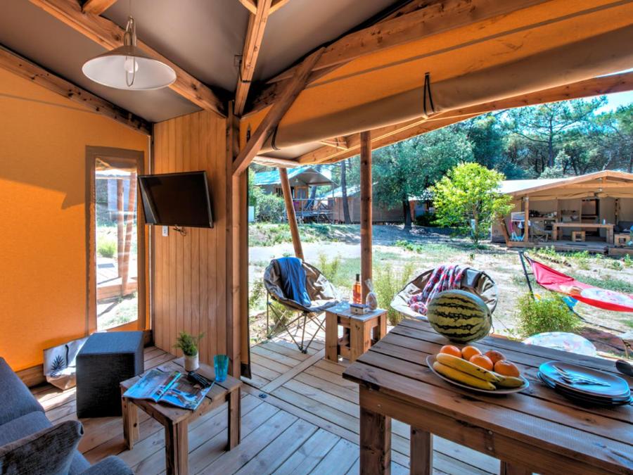 Tente en toile et en bois 6 personnes - Ecolodge Cotton Confort 35m² - 3 chambres - terrasse couverte de 11m² + TV 6 pers 3