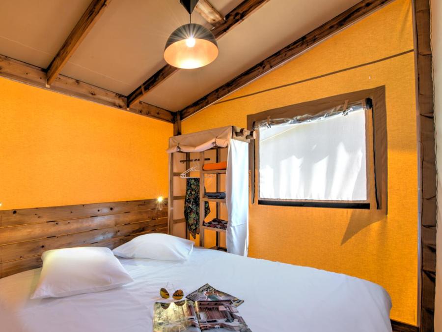 Tente en toile et en bois 6 personnes - Ecolodge Cotton Confort 35m² - 3 chambres - terrasse couverte de 11m² + TV 6 pers 4