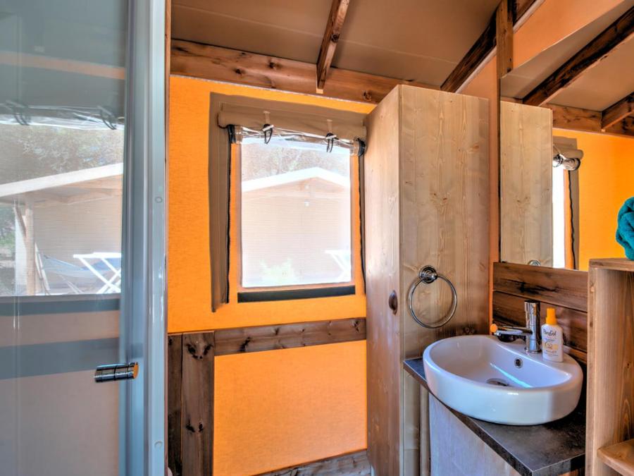 Tente en toile et en bois 6 personnes - Ecolodge Cotton Confort 35m² - 3 chambres - terrasse couverte de 11m² + TV 6 pers 5