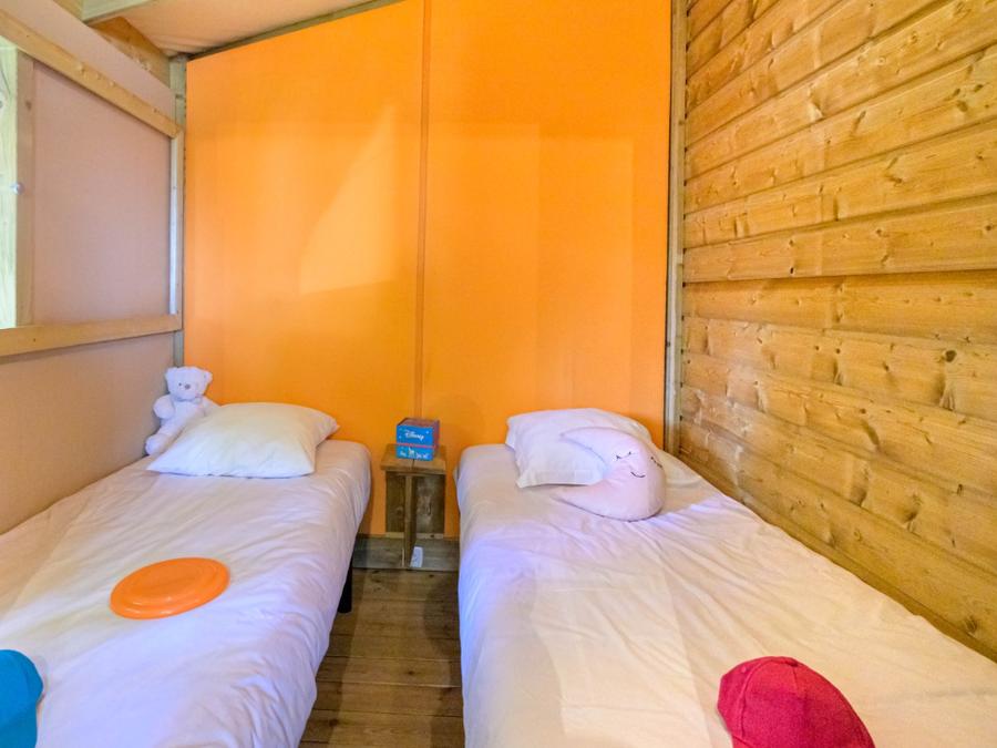 Tente en toile et en bois 4 personnes - Cosyflower Premium 38m² - 2 chambres + TV + draps + serviettes + terrasse semi-couverte 11m² 4/5 pers 5