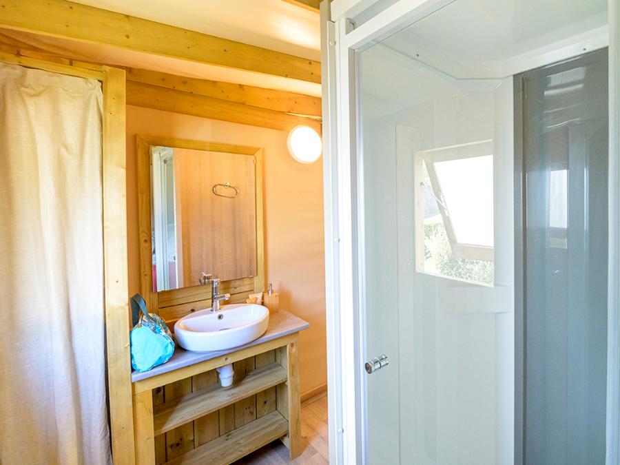 Tente en toile et en bois 4 personnes - Cosyflower Premium 38m² - 2 chambres + TV + draps + serviettes + terrasse semi-couverte 11m² 4/5 pers 6