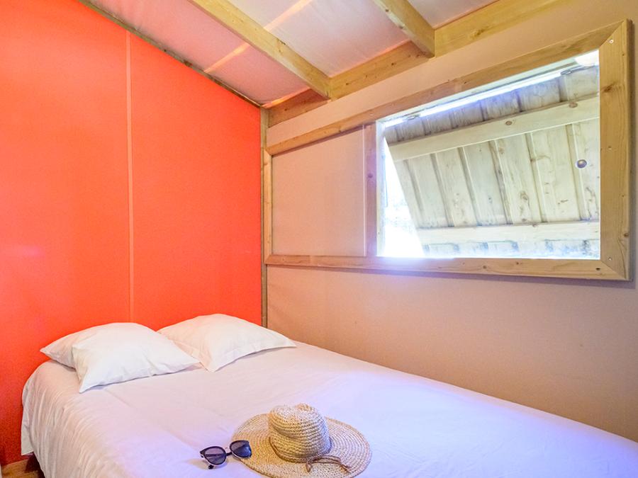 Tente en toile et en bois 4 personnes - Cosyflower Premium 38m² - 2 chambres + TV + draps + serviettes + terrasse semi-couverte 11m² 4/5 pers 4