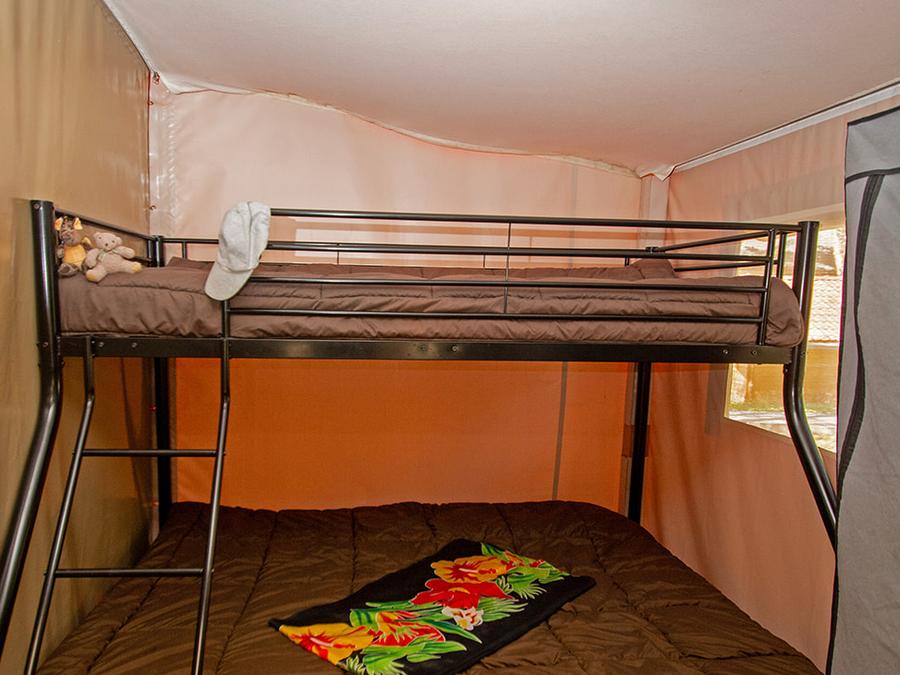 Tente en toile et en bois 5 personnes - Lodge sans sanitaires 3