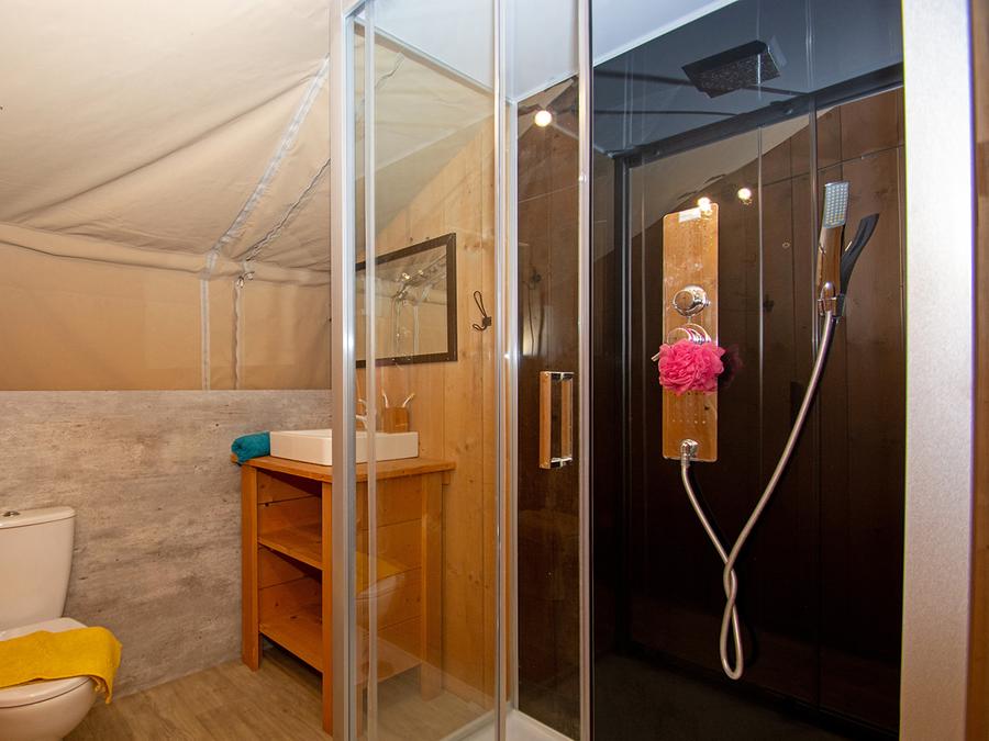 Tente en toile et en bois 5 personnes - Tente lodge premium avec sanitaires 5 personnes 8