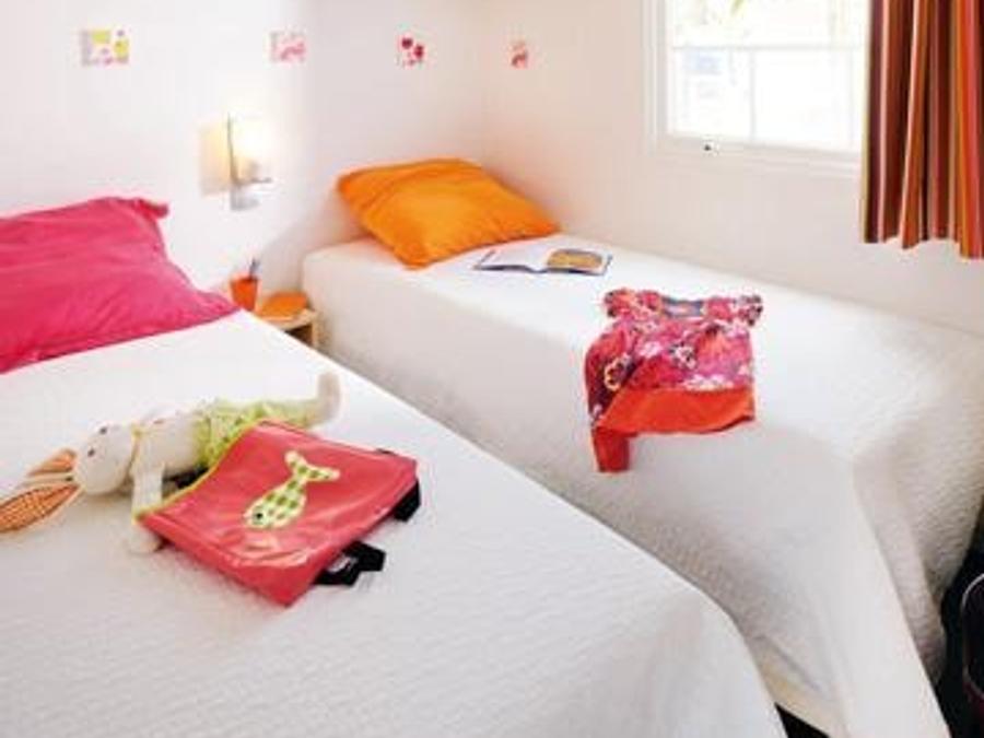 Mobilhome 6 personnes - Confort 32m² 3 chambres + terrasse semi-couverte (coté terre) 2