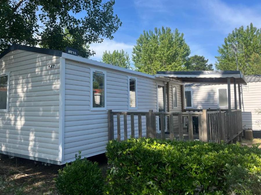 Mobilhome 4 personnes - Confort 26m² 2 chambres + terrasse semi-couverte (coté terre) 1