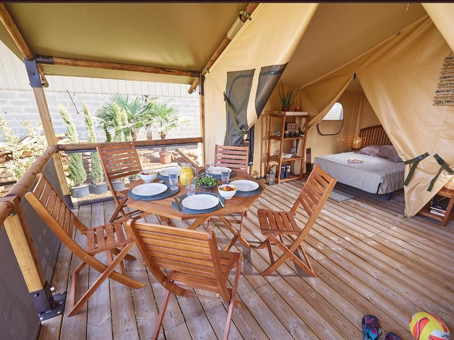 Tente en toile et en bois 4 personnes - Safari Bali 35m² - Standard - 2 chambres - Terrasse - sanitaires individuels à proximité 2