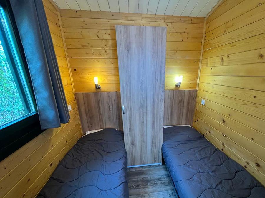 Chalet 6 personnes - Chalet Savania PREMIUM46 34 m² (2 chambres) + terrasse couverte de 13 m² + TV + clim réversible 4/6 pers 10